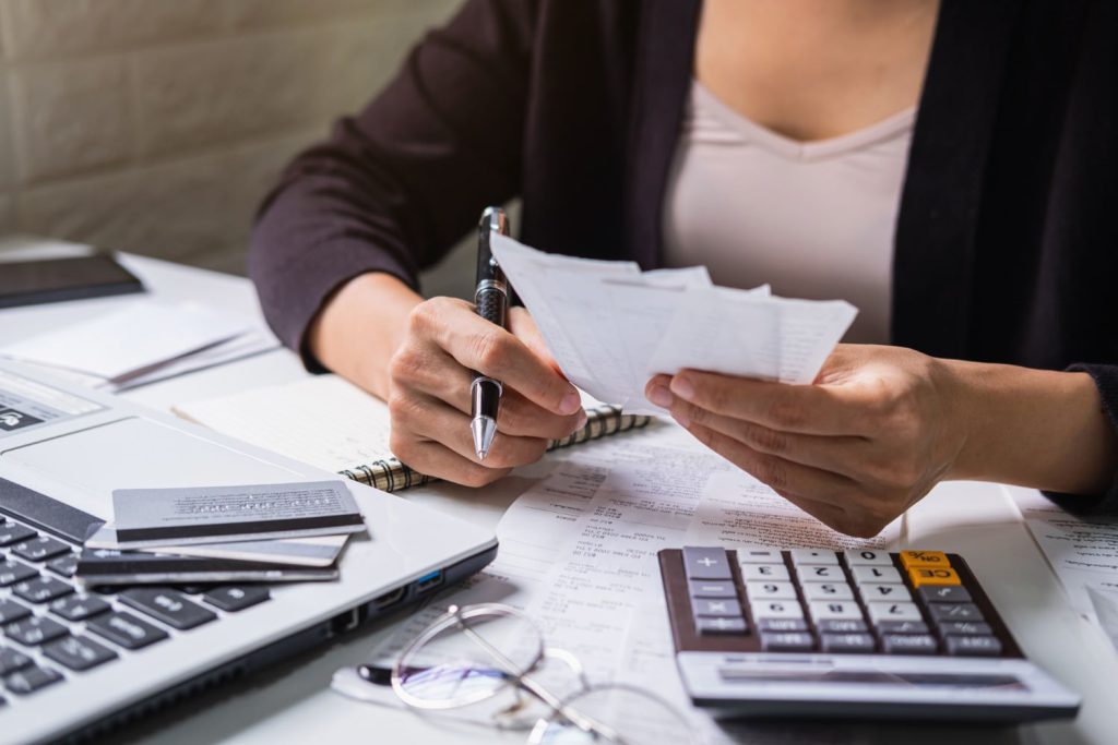 Zgodnie z obowiązującym prawem przedsiębiorcy, którzy prowadzącą księgi rachunkowe w formie usług muszą ubezpieczyć swoje biuro rachunkowe od odpowiedzialności cywilnej